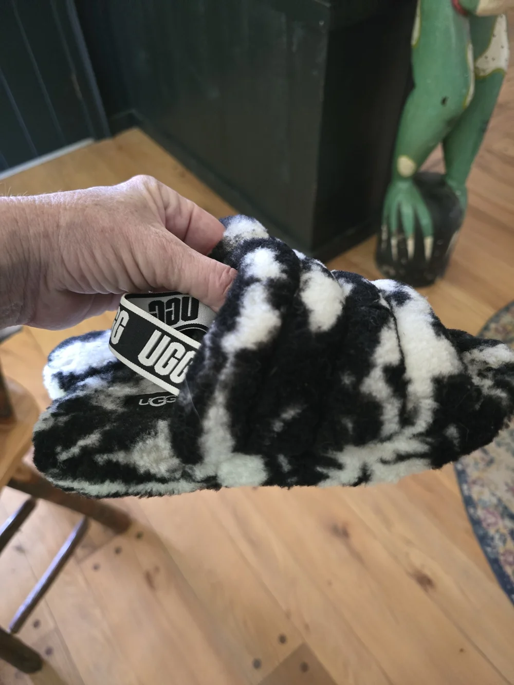O UGG Kids Black & White Fluff Yeah Zebra Slides with Logo Heel Strap Size 1